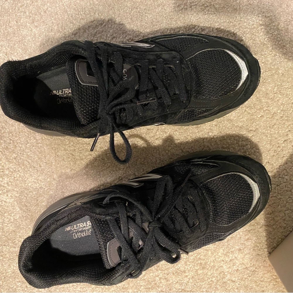 New balance 990 tennis shoes in excellent condition. Just need to wipe down.